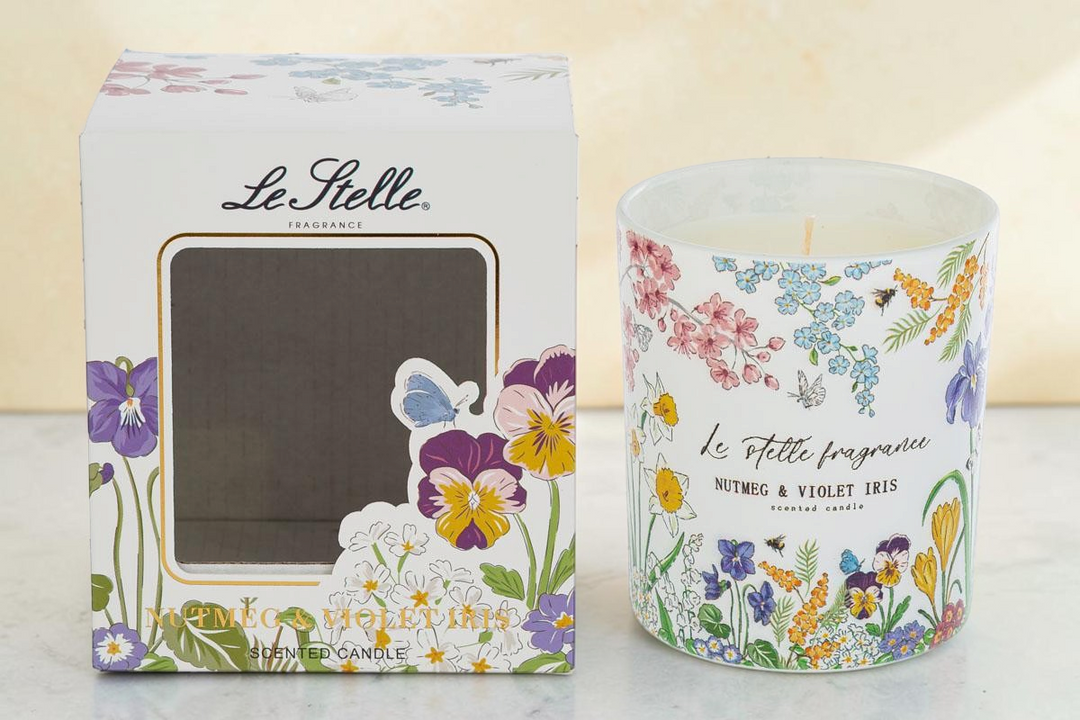 Candela profumata La Festa Perfetta 290g con decoro floreale e astuccio coordinato, fragranza Nutmeg & Violet Iris