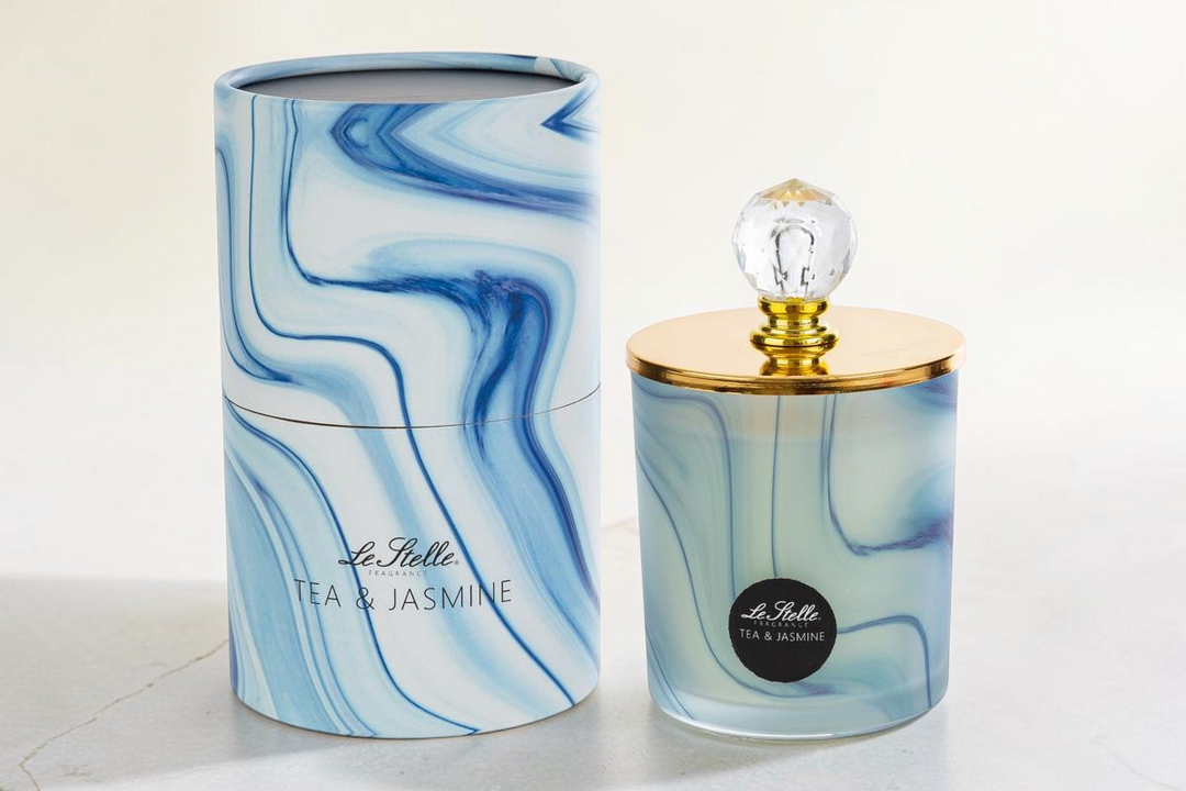 Candela profumata La Festa Perfetta Tea & Jasmine con contenitore in vetro blu marmorizzato e coperchio dorato
