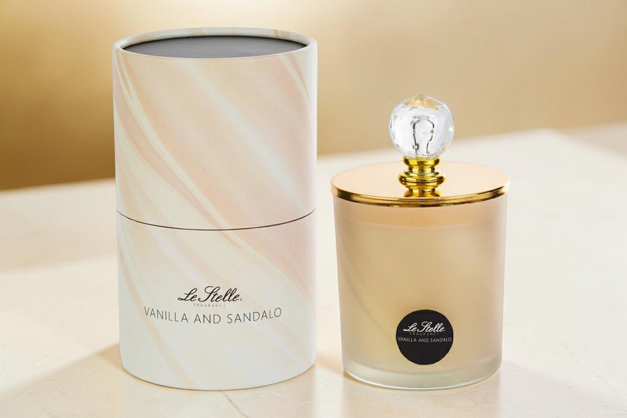 Candela profumata La Festa Perfetta Vanilla and Sandalo in vaso di vetro con coperchio dorato e astuccio decorato