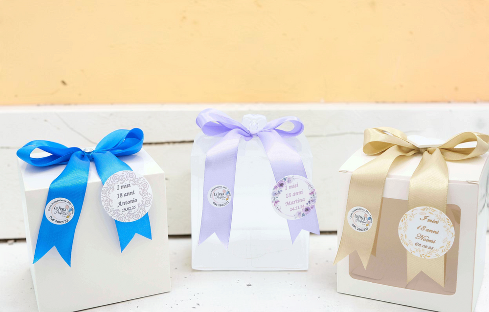 Bomboniere La Festa Perfetta con pigna in ceramica, scatole regalo decorate con nastri colorati e biglietti personalizzati