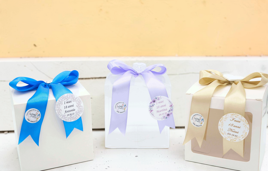 Bomboniere La Festa Perfetta con pigna in ceramica, scatole regalo decorate con nastri colorati e biglietti personalizzati