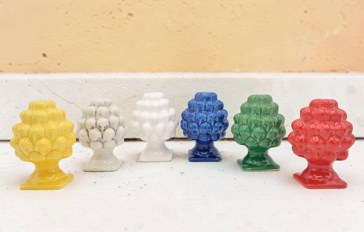 Bomboniere Pigna in ceramica La Festa Perfetta da 10 cm in vari colori vivaci su sfondo bianco