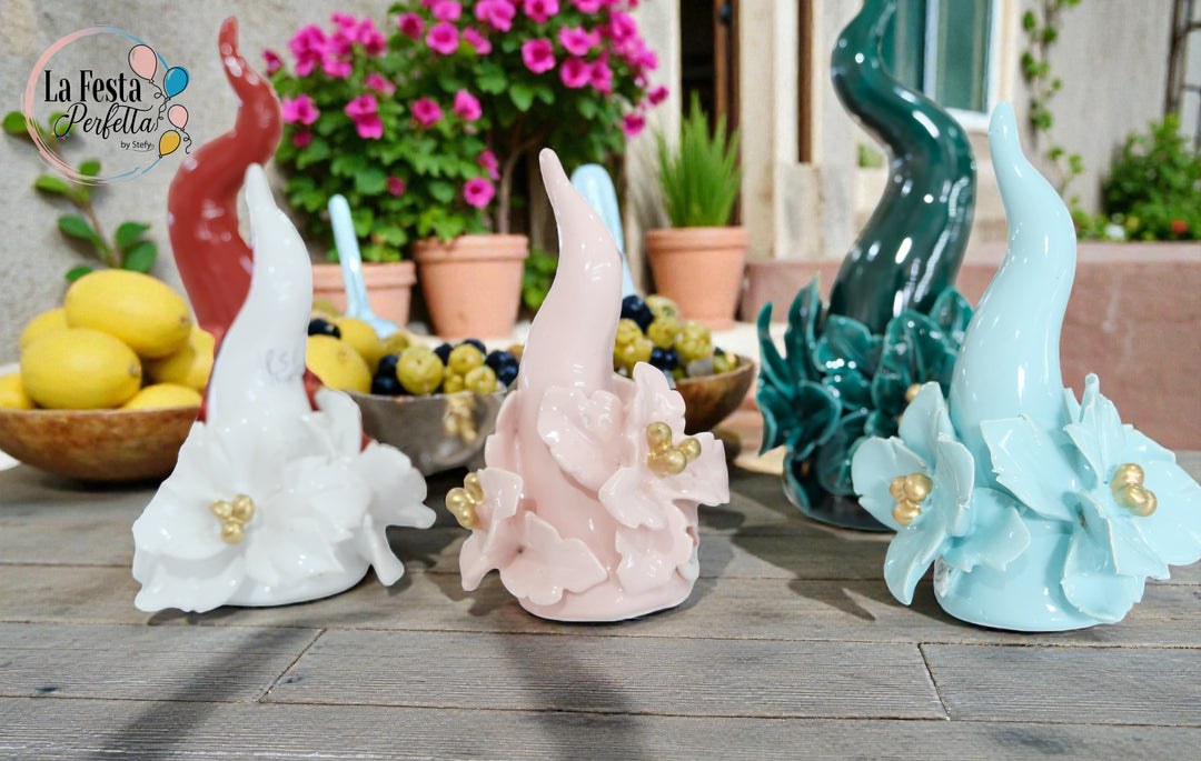 Bomboniera corno realizzato a mano in ceramica Capodimonte