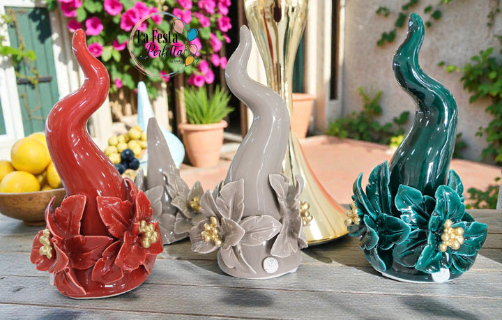 Bomboniera corno realizzato a mano in ceramica Capodimonte