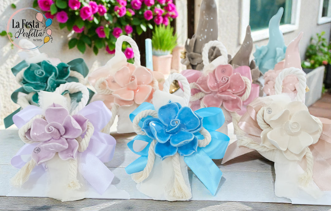 Bomboniera saponetta con fiore realizzato a mano in ceramica Capodimonte