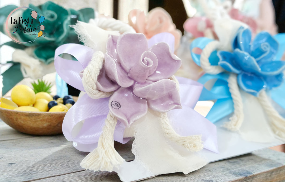 Bomboniera saponetta con fiore realizzato a mano in ceramica Capodimonte