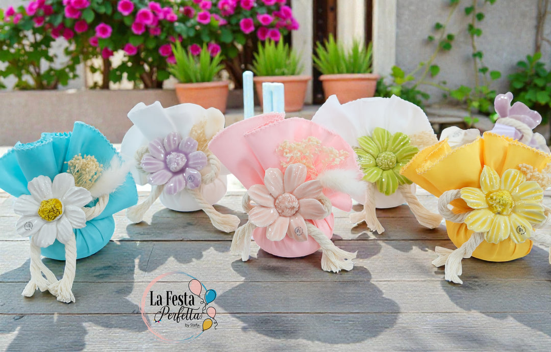 Bomboniera saponetta con margherita realizzata a mano in ceramica Capodimonte