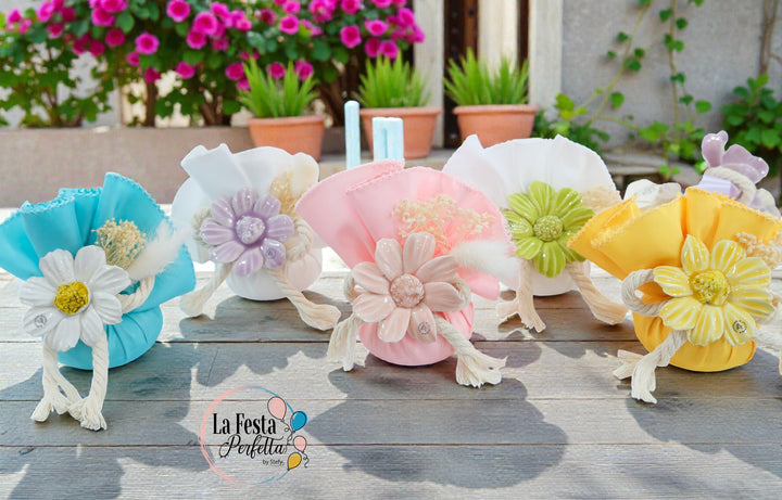 Bomboniera saponetta con margherita realizzata a mano in ceramica Capodimonte