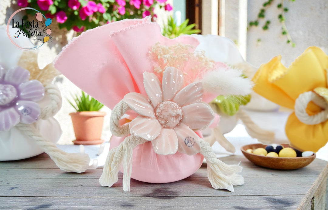 Bomboniera saponetta con margherita realizzata a mano in ceramica Capodimonte