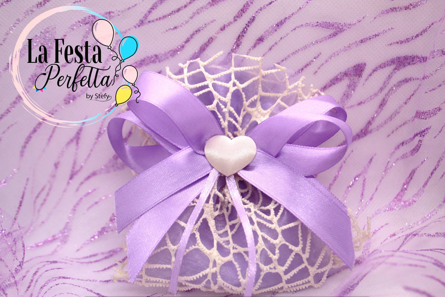 Sacchettino La Festa Perfetta in pizzo bianco con fiocco lilla e cuore centrale per confetti Maxtris